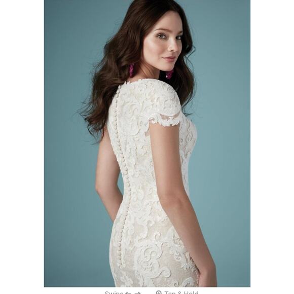 Exquisite Lace Bridal Gown in Cream - Picture 8 of 10